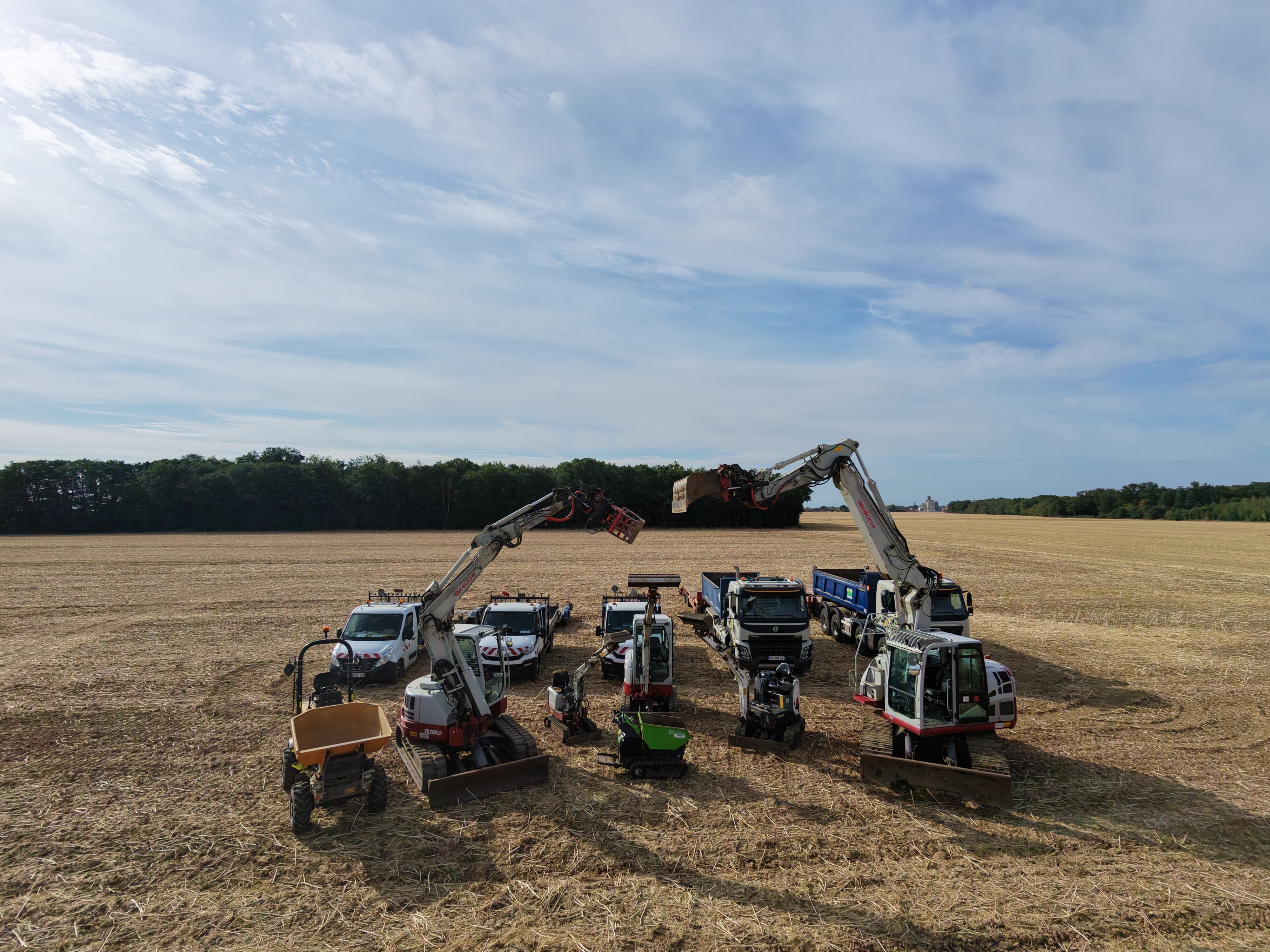 Ensemble du parc de matériel et des véhicules de l'entreprise Drouet réunis sur un chantier