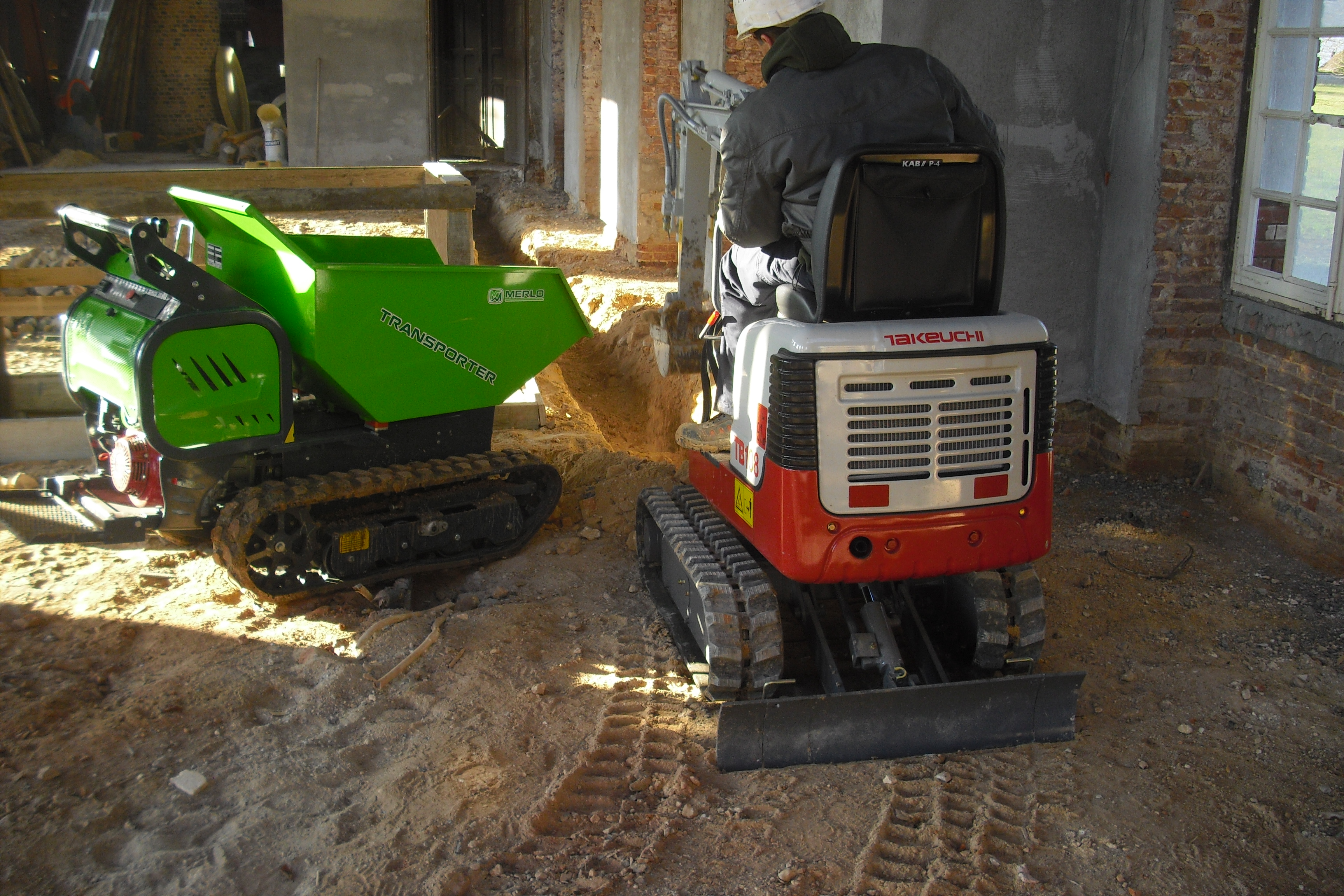 Mini-pelle sur chantier
