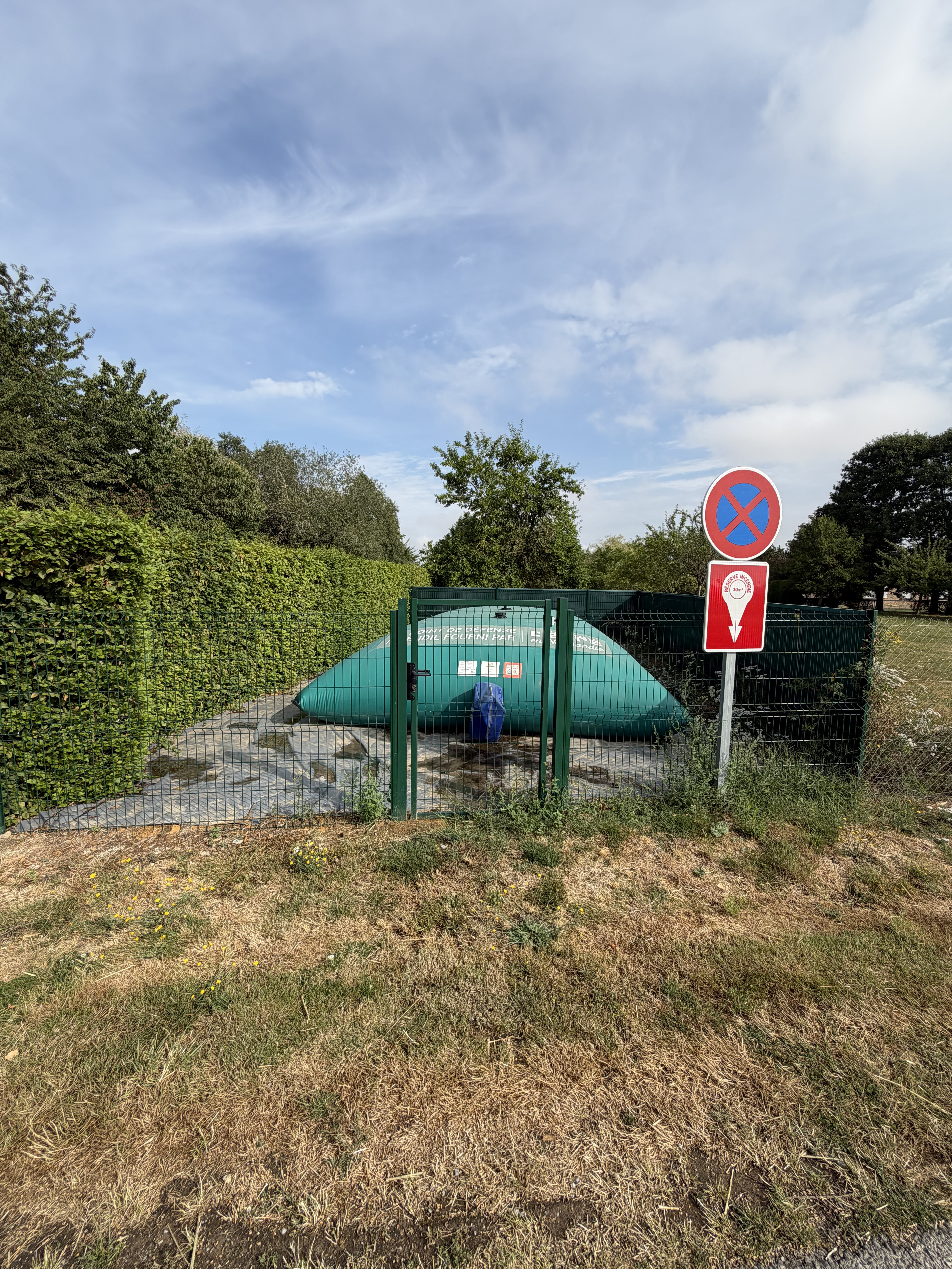 Réserve incendie clôturée