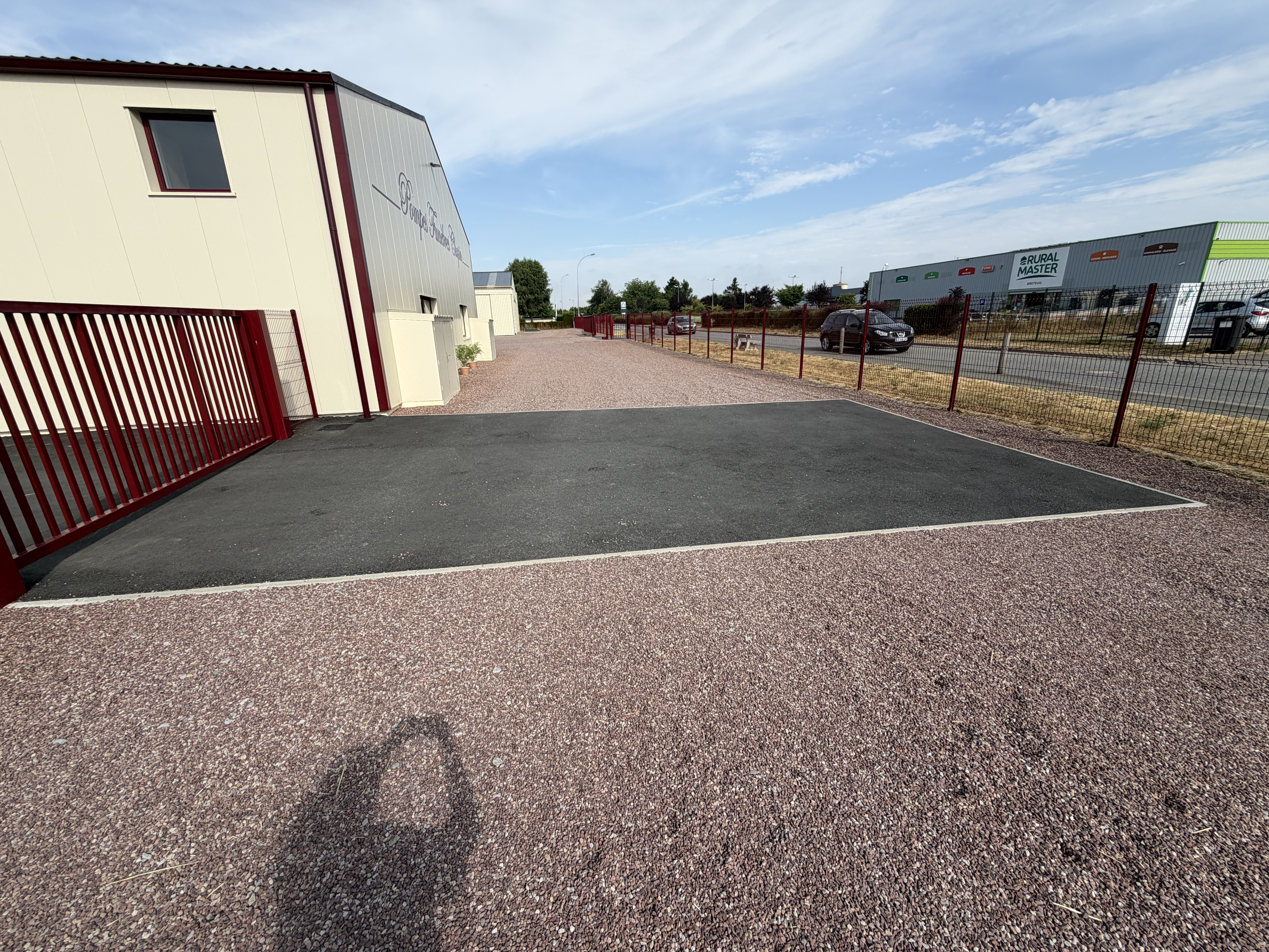 Terrassement d'un parking, enrobé terminé